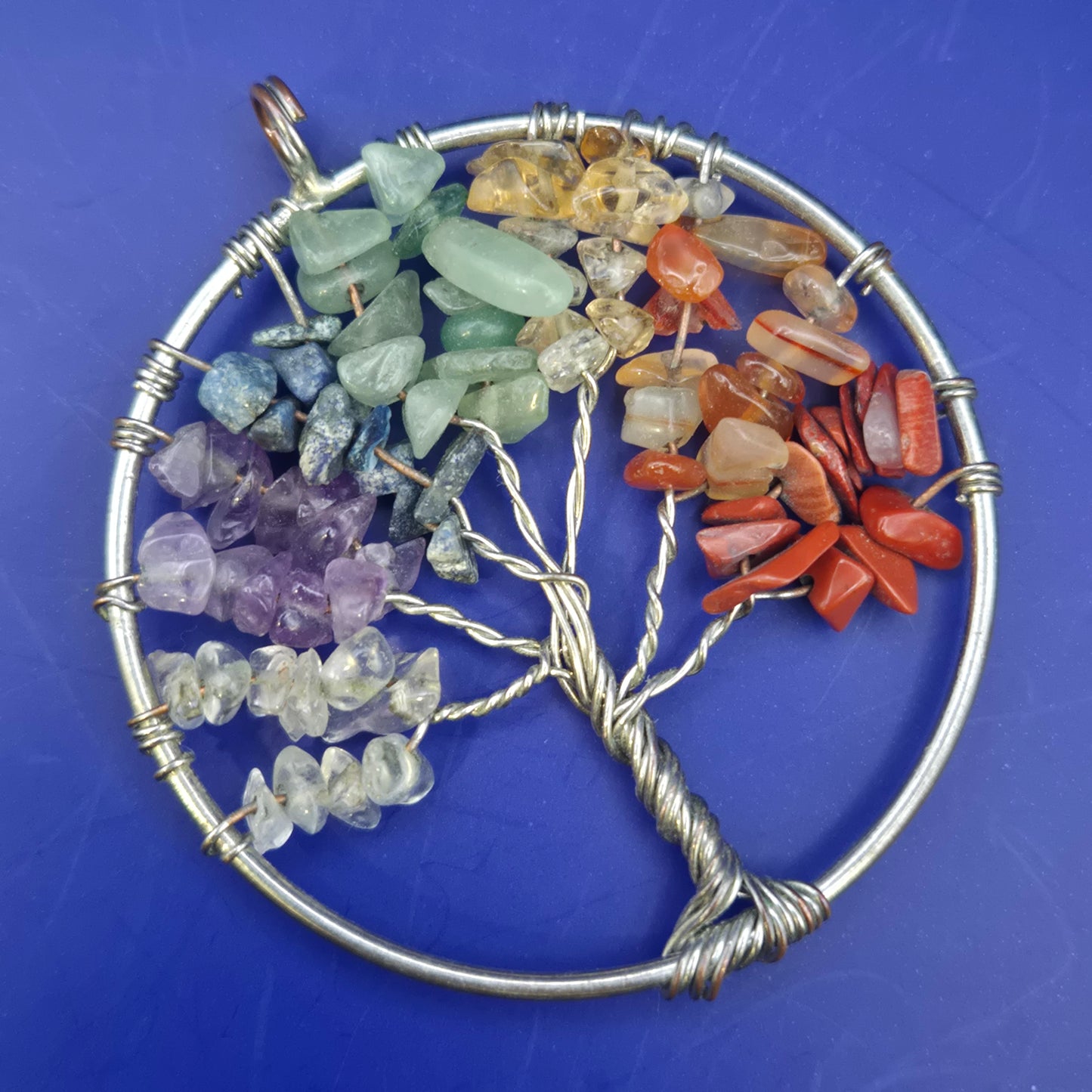 Lebensbaum Anhänger mit bunten Edelsteinen – Handgefertigter Schmuck