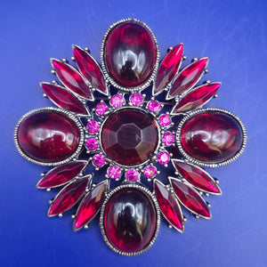 Prachtvolle Vintage Blüten Brosche – Dunkelrote Cabochons & Strass
