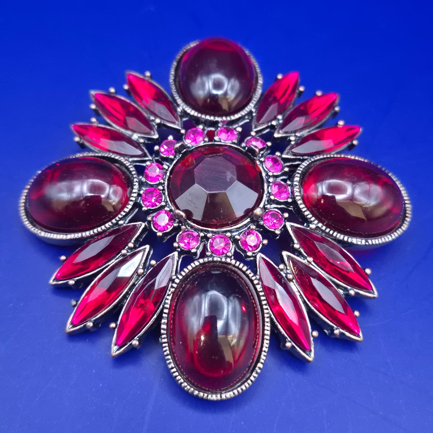 Prachtvolle Vintage Blüten Brosche – Dunkelrote Cabochons & Strass