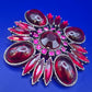 Prachtvolle Vintage Blüten Brosche – Dunkelrote Cabochons & Strass