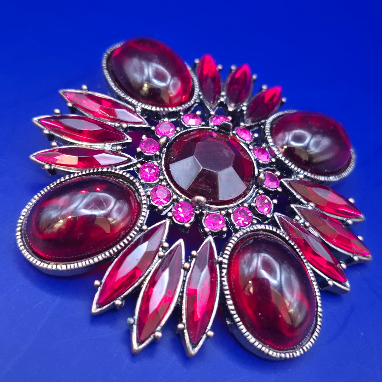 Prachtvolle Vintage Blüten Brosche – Dunkelrote Cabochons & Strass