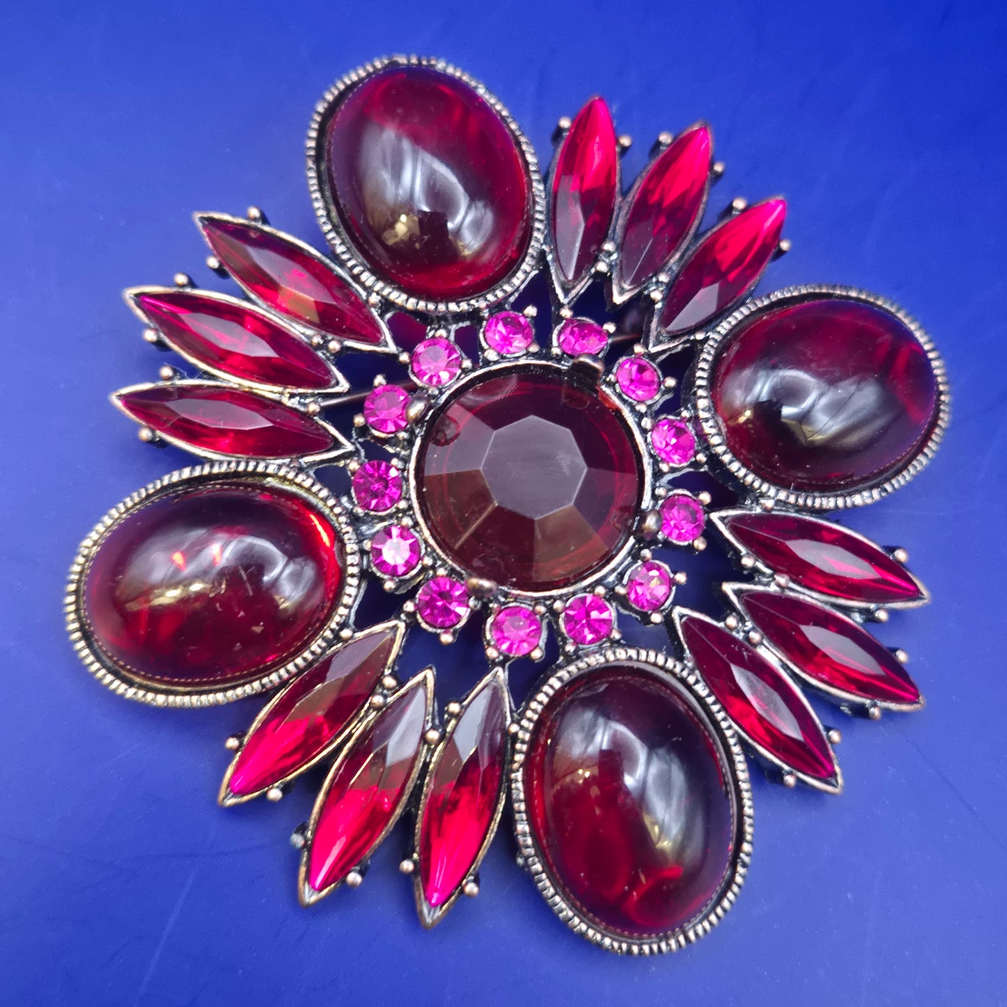 Prachtvolle Vintage Blüten Brosche – Dunkelrote Cabochons & Strass
