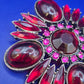 Prachtvolle Vintage Blüten Brosche – Dunkelrote Cabochons & Strass