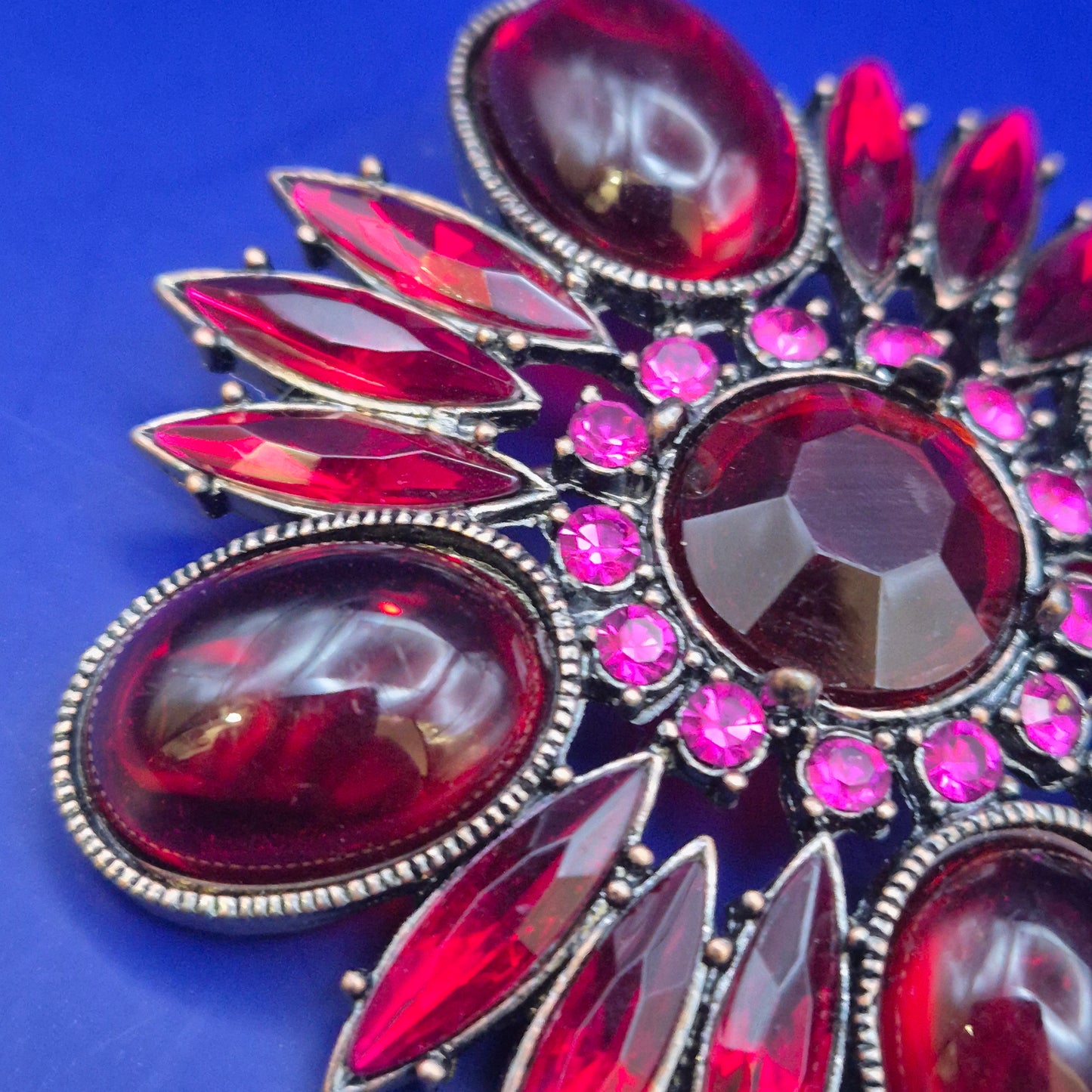 Prachtvolle Vintage Blüten Brosche – Dunkelrote Cabochons & Strass