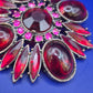 Prachtvolle Vintage Blüten Brosche – Dunkelrote Cabochons & Strass