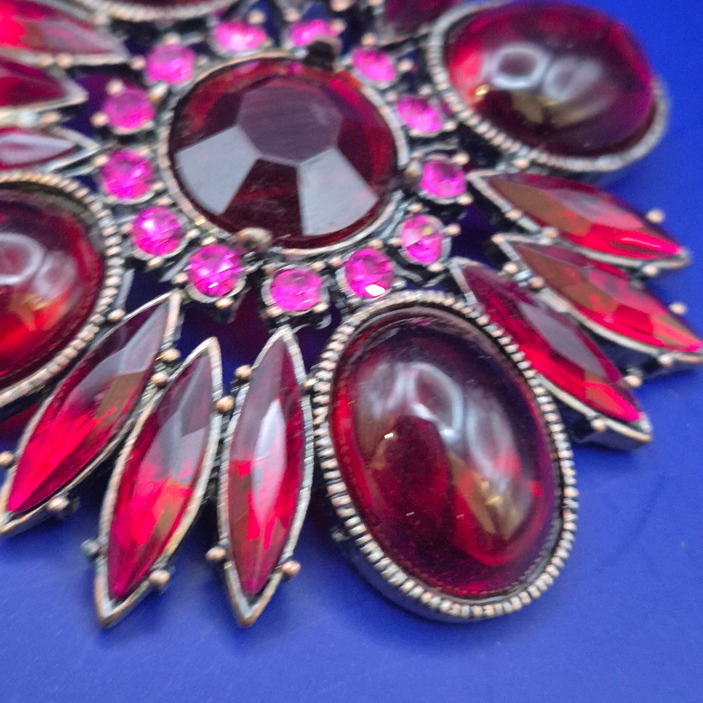 Prachtvolle Vintage Blüten Brosche – Dunkelrote Cabochons & Strass