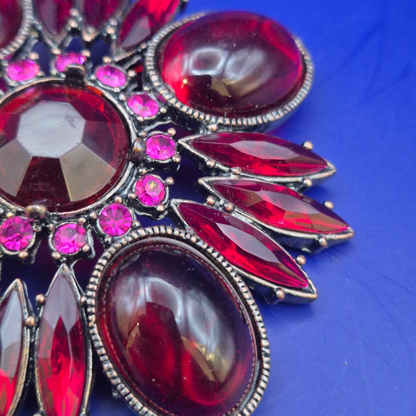 Prachtvolle Vintage Blüten Brosche – Dunkelrote Cabochons & Strass