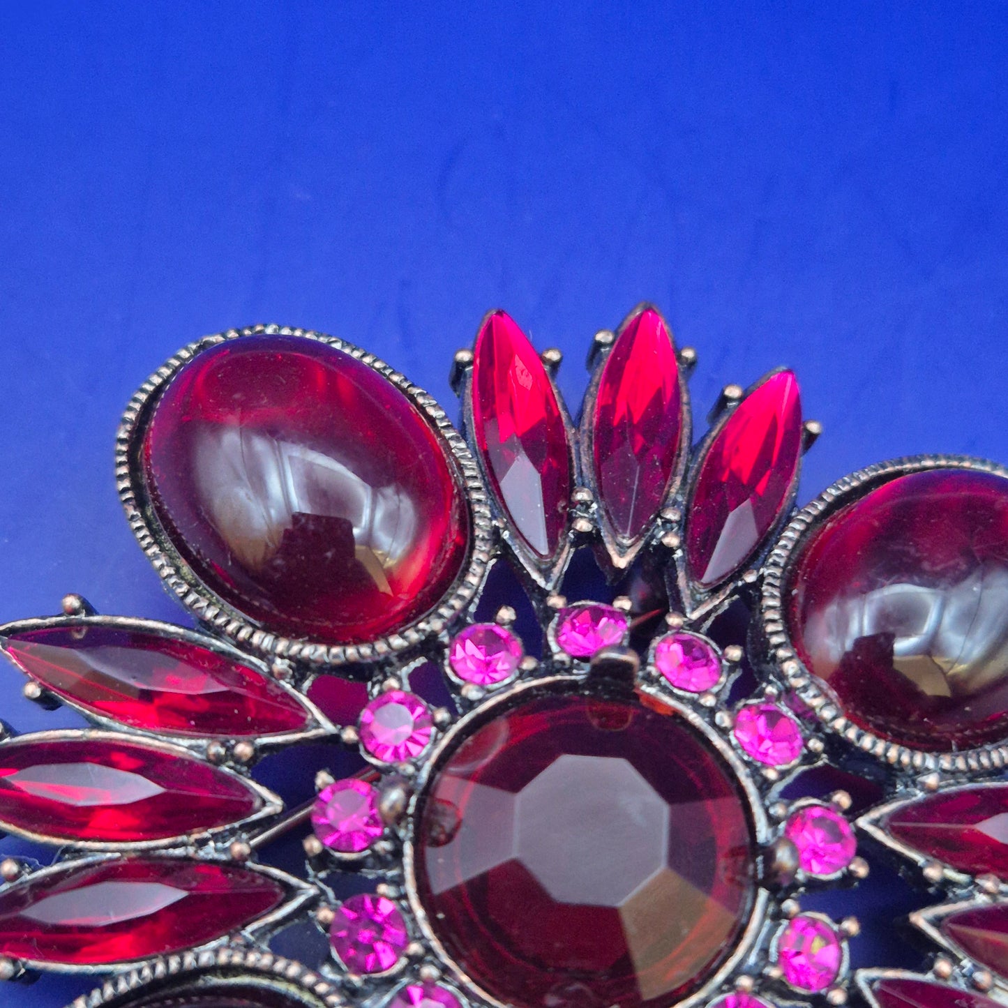 Prachtvolle Vintage Blüten Brosche – Dunkelrote Cabochons & Strass