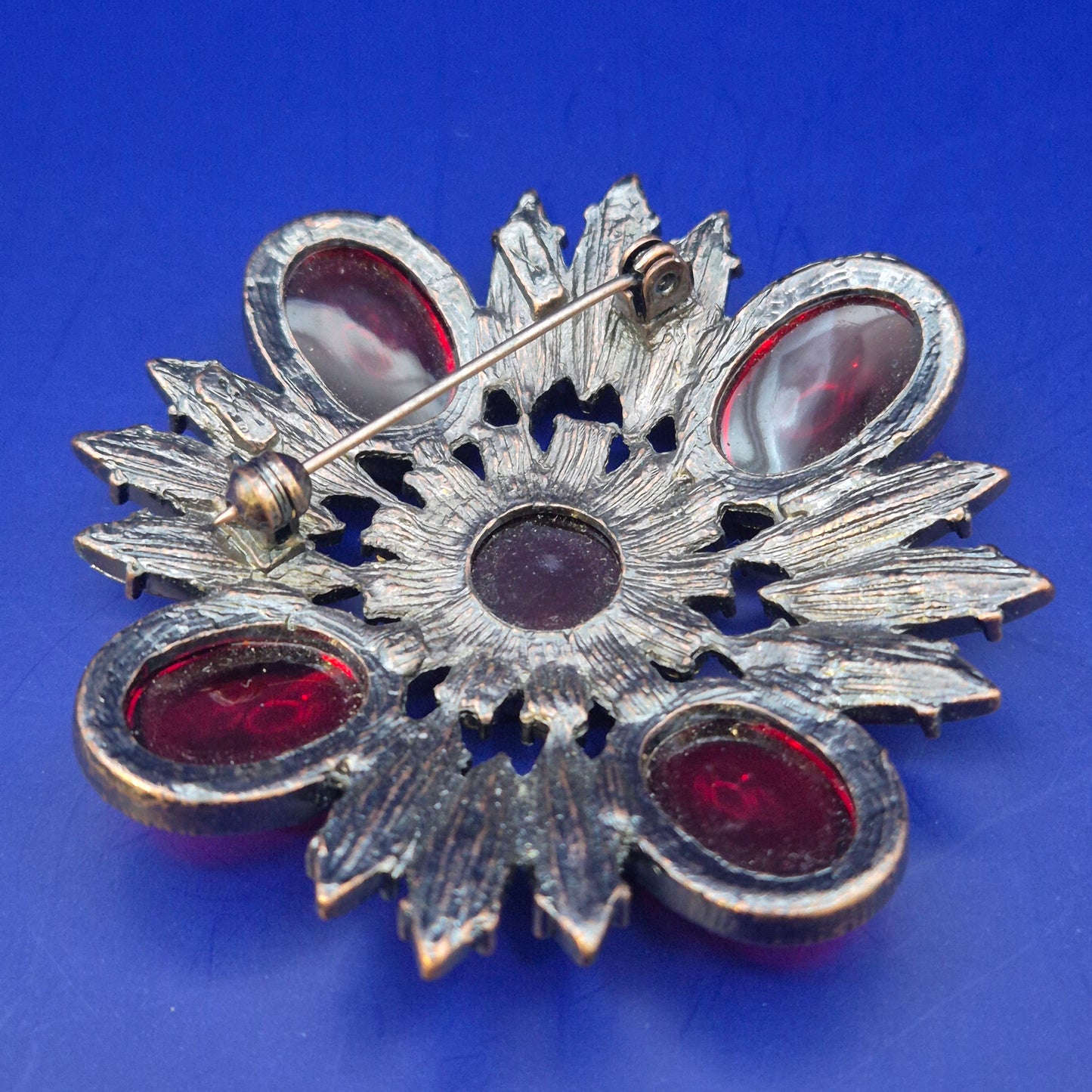 Prachtvolle Vintage Blüten Brosche – Dunkelrote Cabochons & Strass