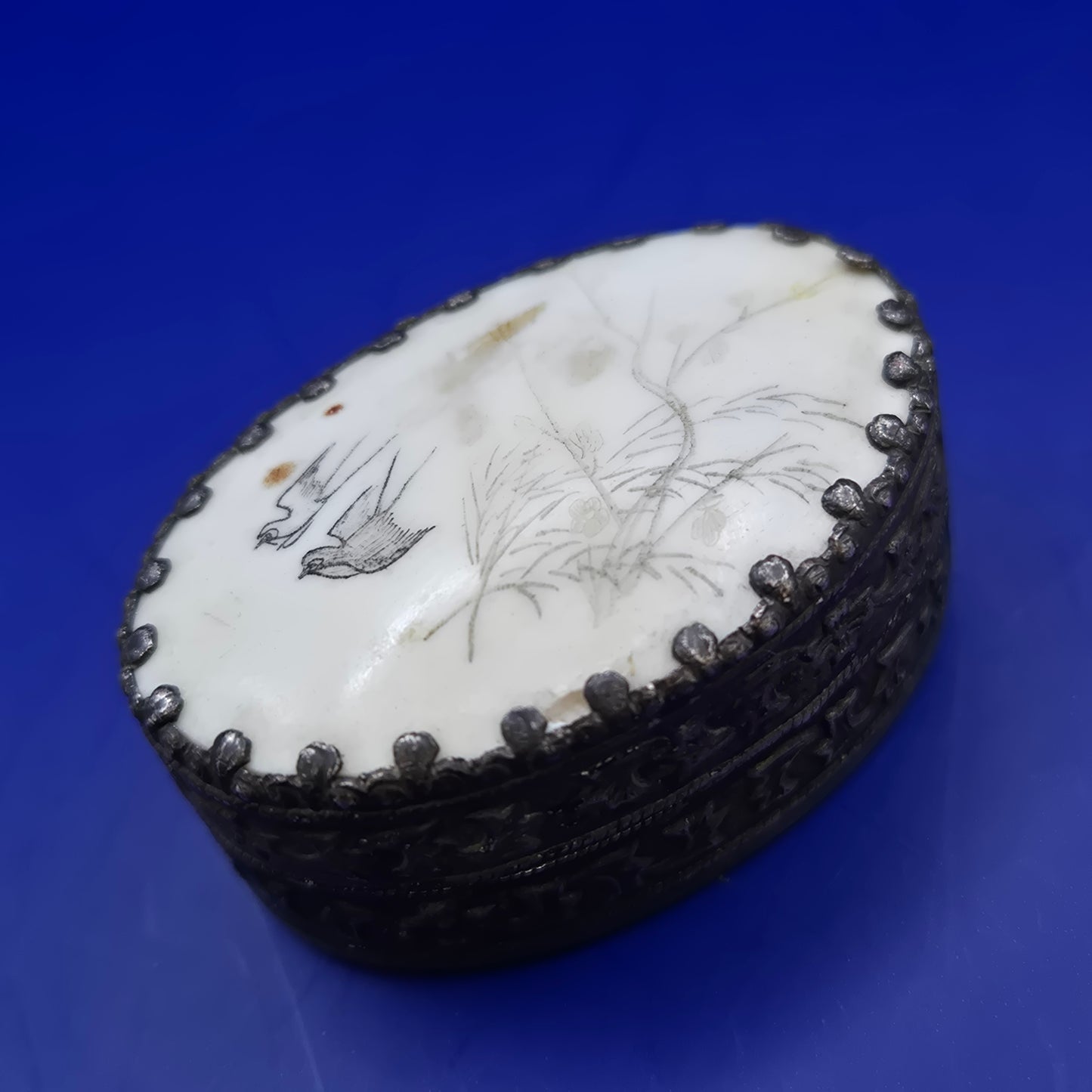Antike ovale Pillendose mit kunstvoller Vogelgravur – Vintage Mini Dose