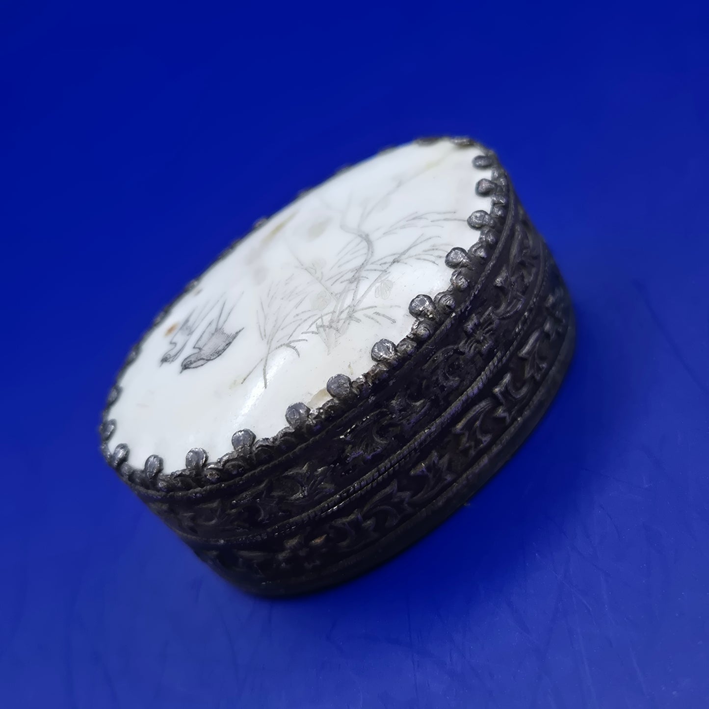 Antike ovale Pillendose mit kunstvoller Vogelgravur – Vintage Mini Dose