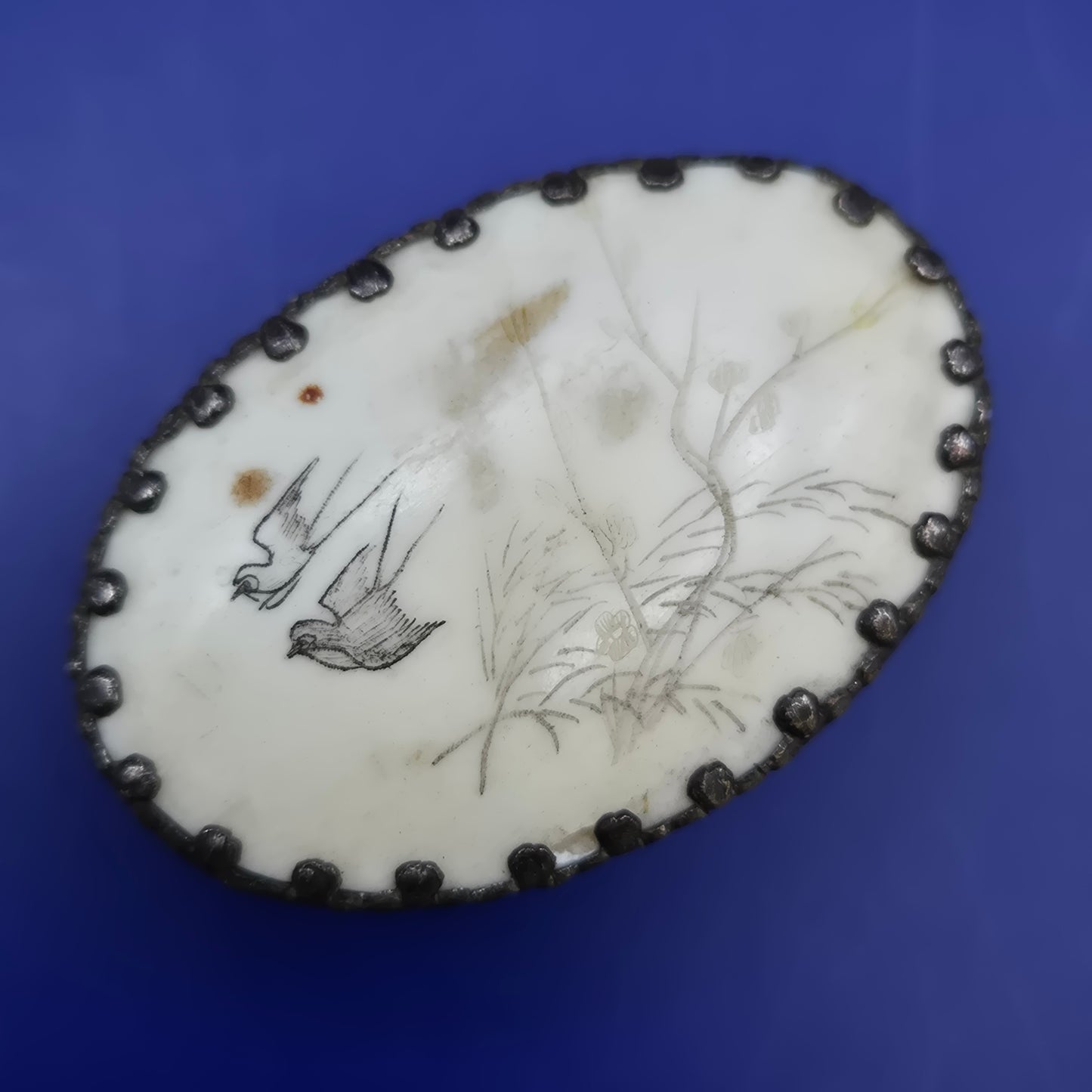 Antike ovale Pillendose mit kunstvoller Vogelgravur – Vintage Mini Dose