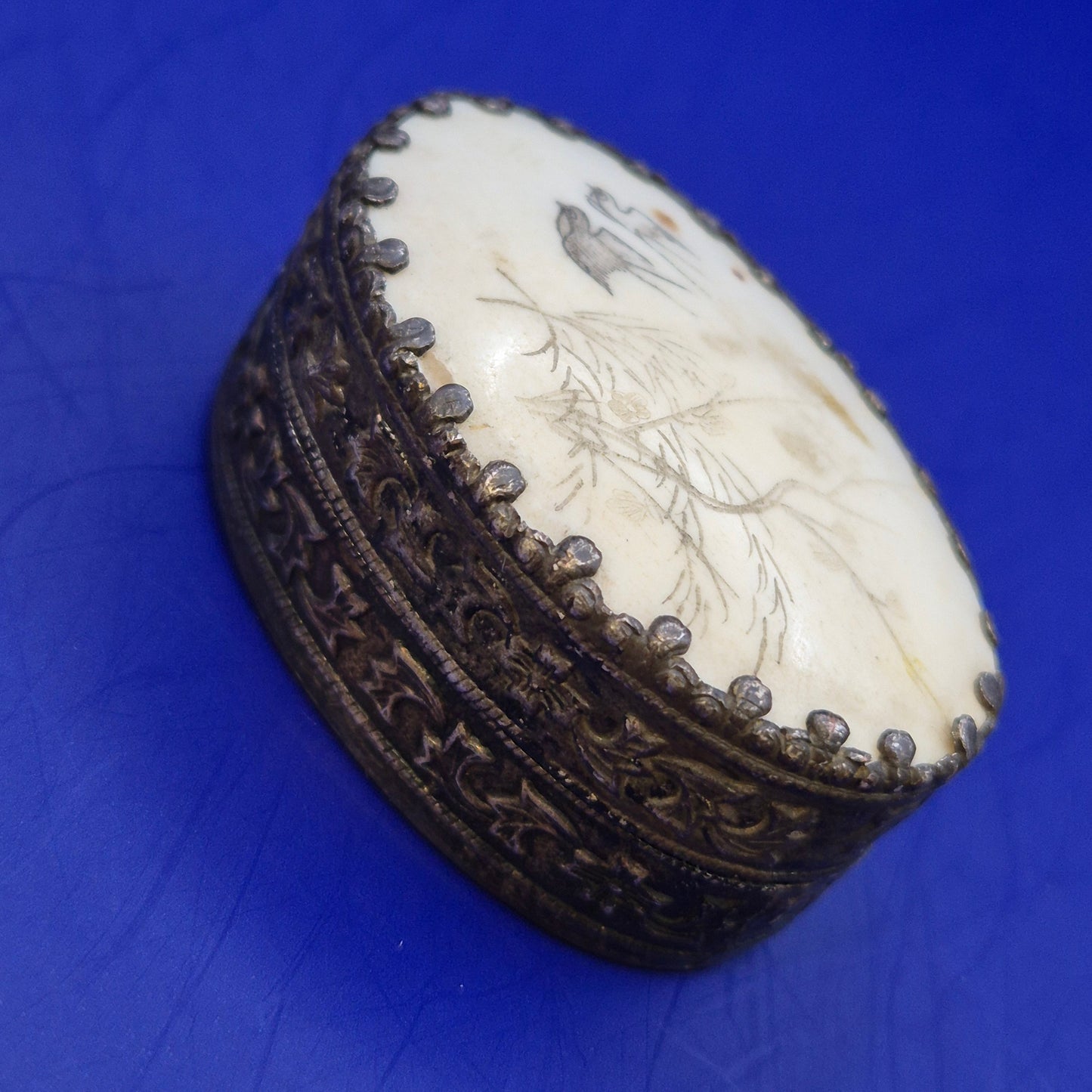 Antike ovale Pillendose mit kunstvoller Vogelgravur – Vintage Mini Dose