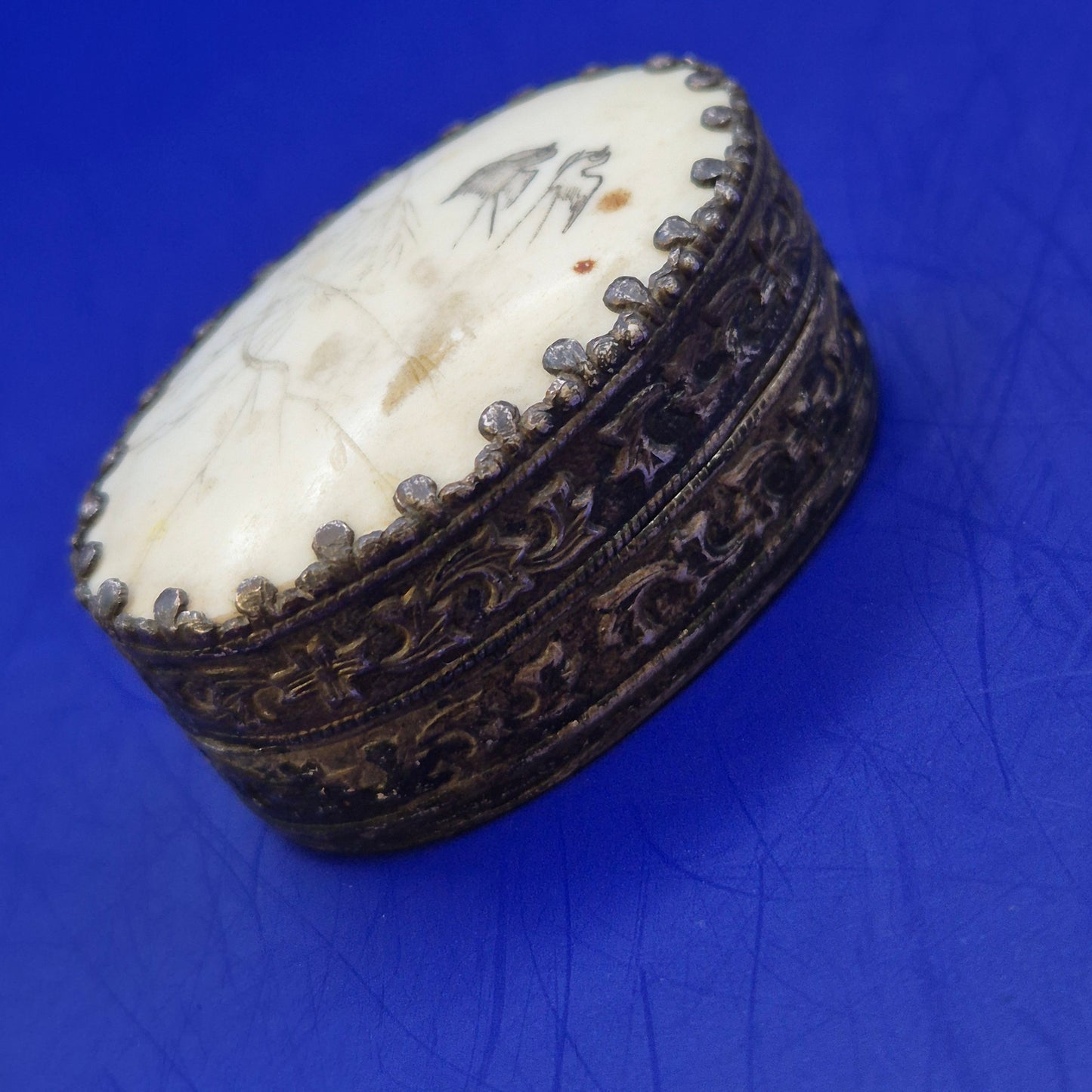 Antike ovale Pillendose mit kunstvoller Vogelgravur – Vintage Mini Dose