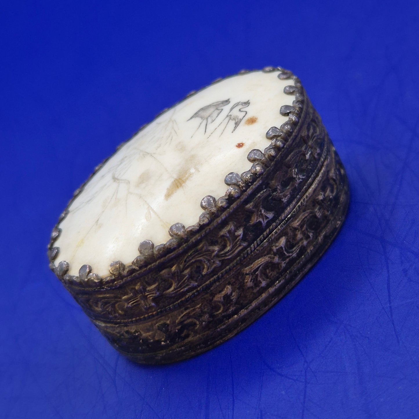 Antike ovale Pillendose mit kunstvoller Vogelgravur – Vintage Mini Dose