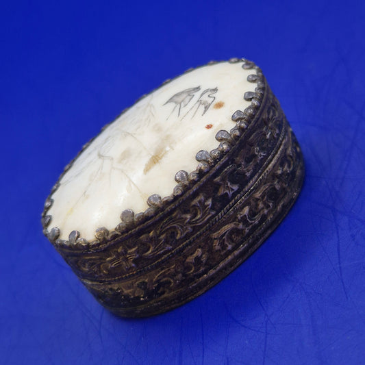 Antike ovale Pillendose mit kunstvoller Vogelgravur – Vintage Mini Dose