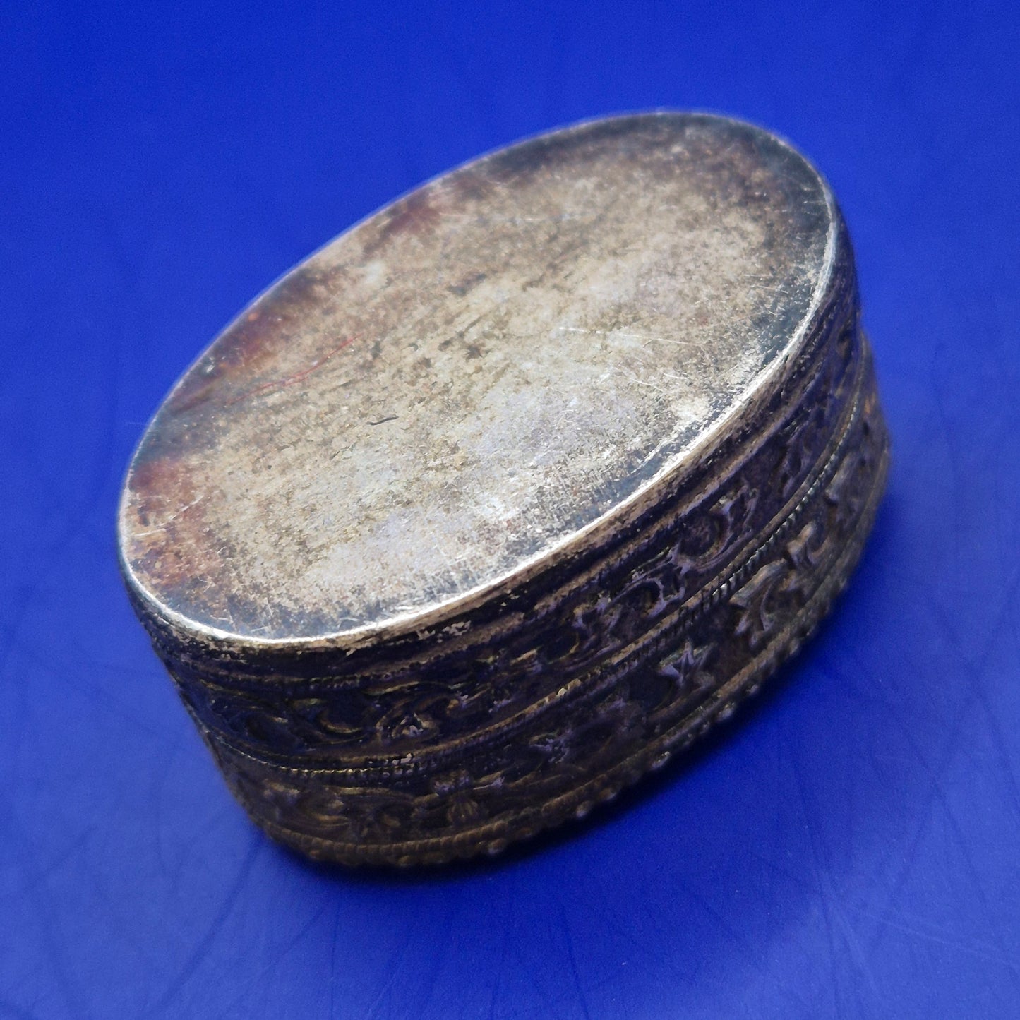 Antike ovale Pillendose mit kunstvoller Vogelgravur – Vintage Mini Dose