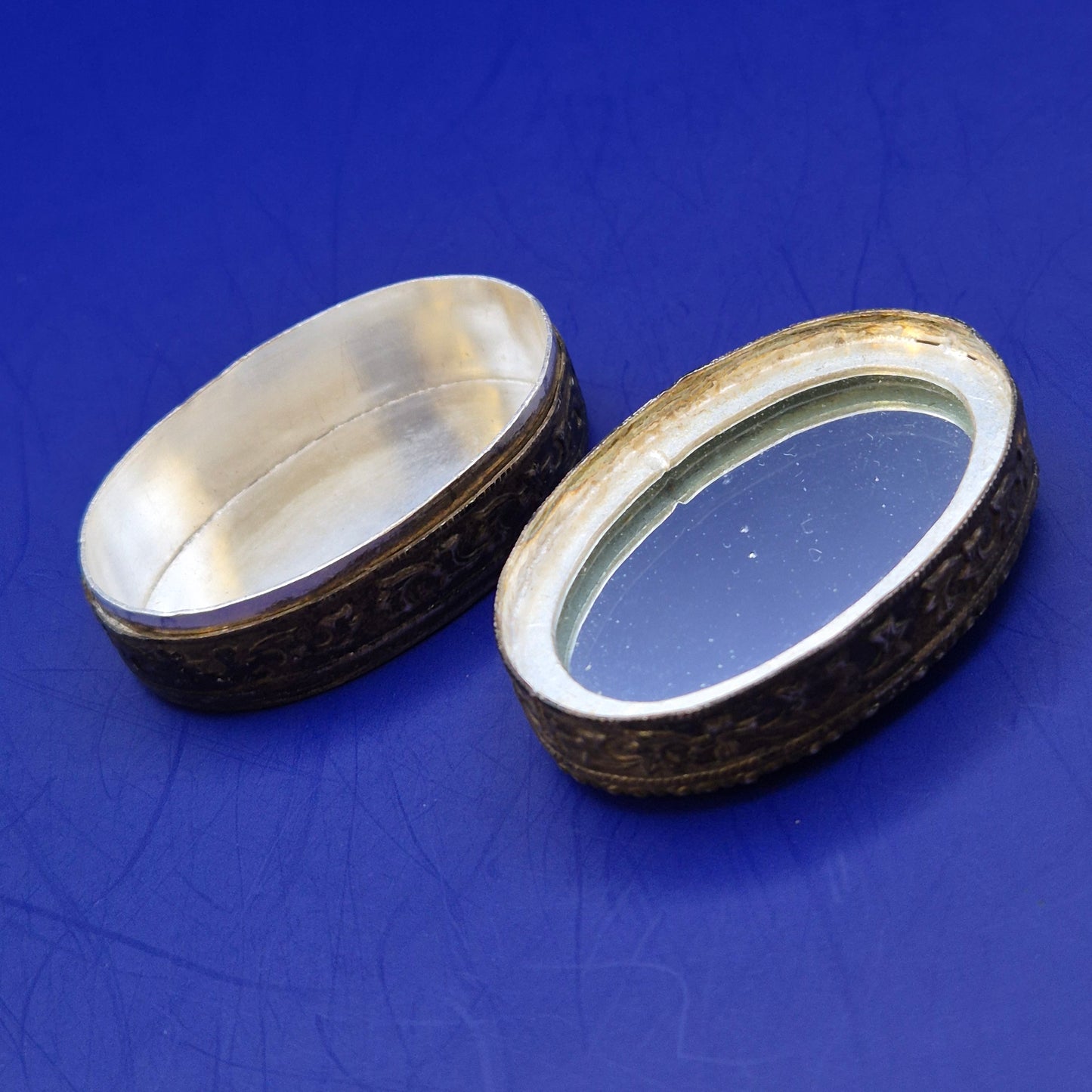 Antike ovale Pillendose mit kunstvoller Vogelgravur – Vintage Mini Dose