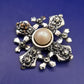 Elegante Brosche im Jerusalemkreuz-Design – Vintage Stil mit Perle