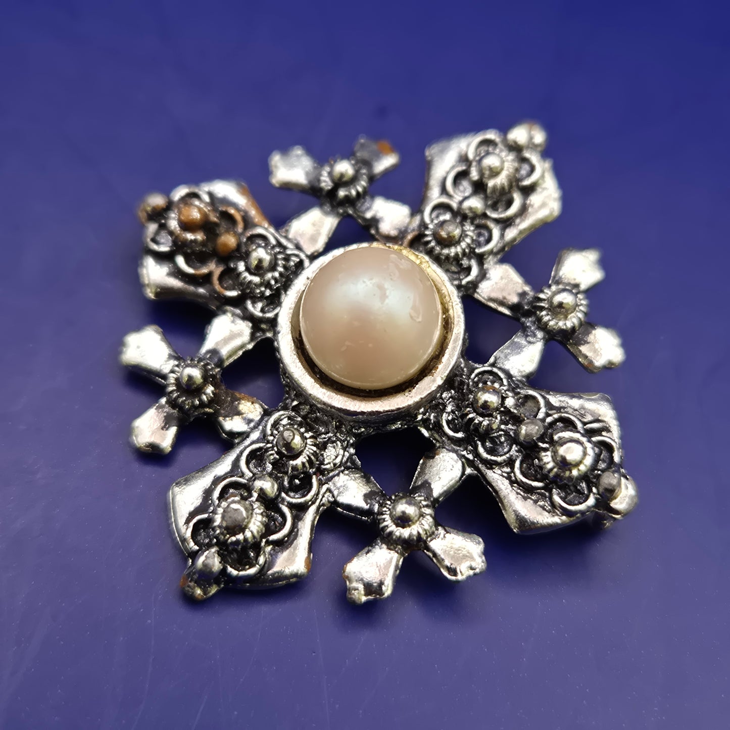 Elegante Brosche im Jerusalemkreuz-Design – Vintage Stil mit Perle