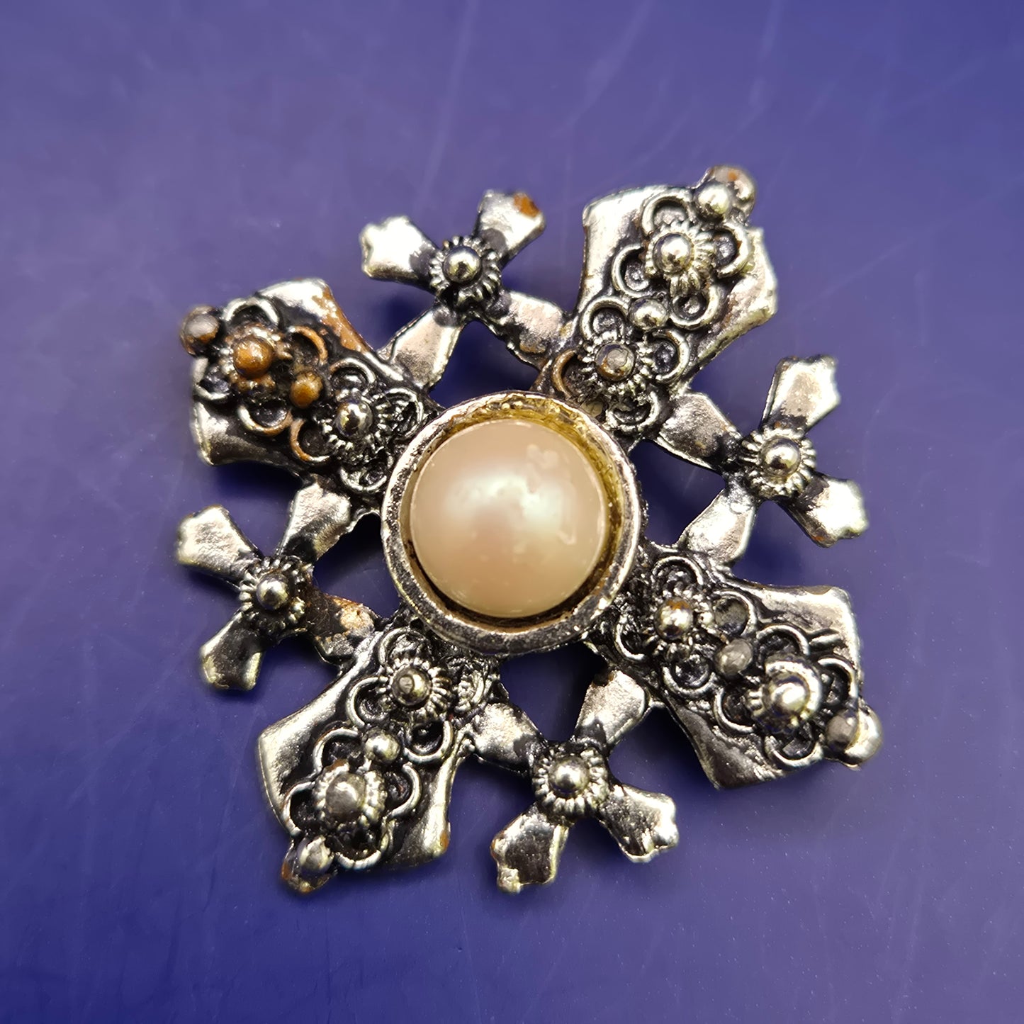 Elegante Brosche im Jerusalemkreuz-Design – Vintage Stil mit Perle