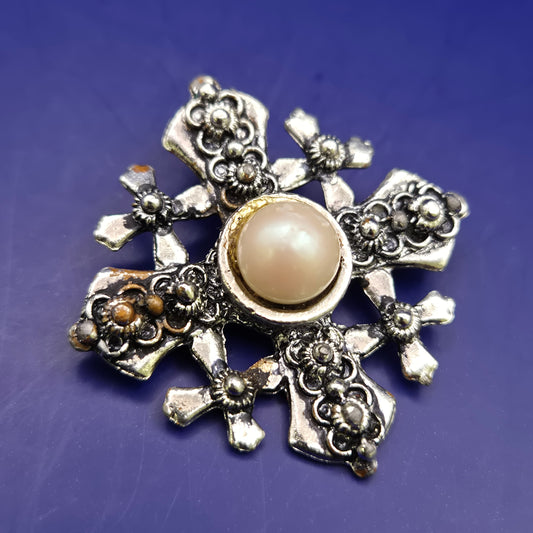Elegante Brosche im Jerusalemkreuz-Design – Vintage Stil mit Perle
