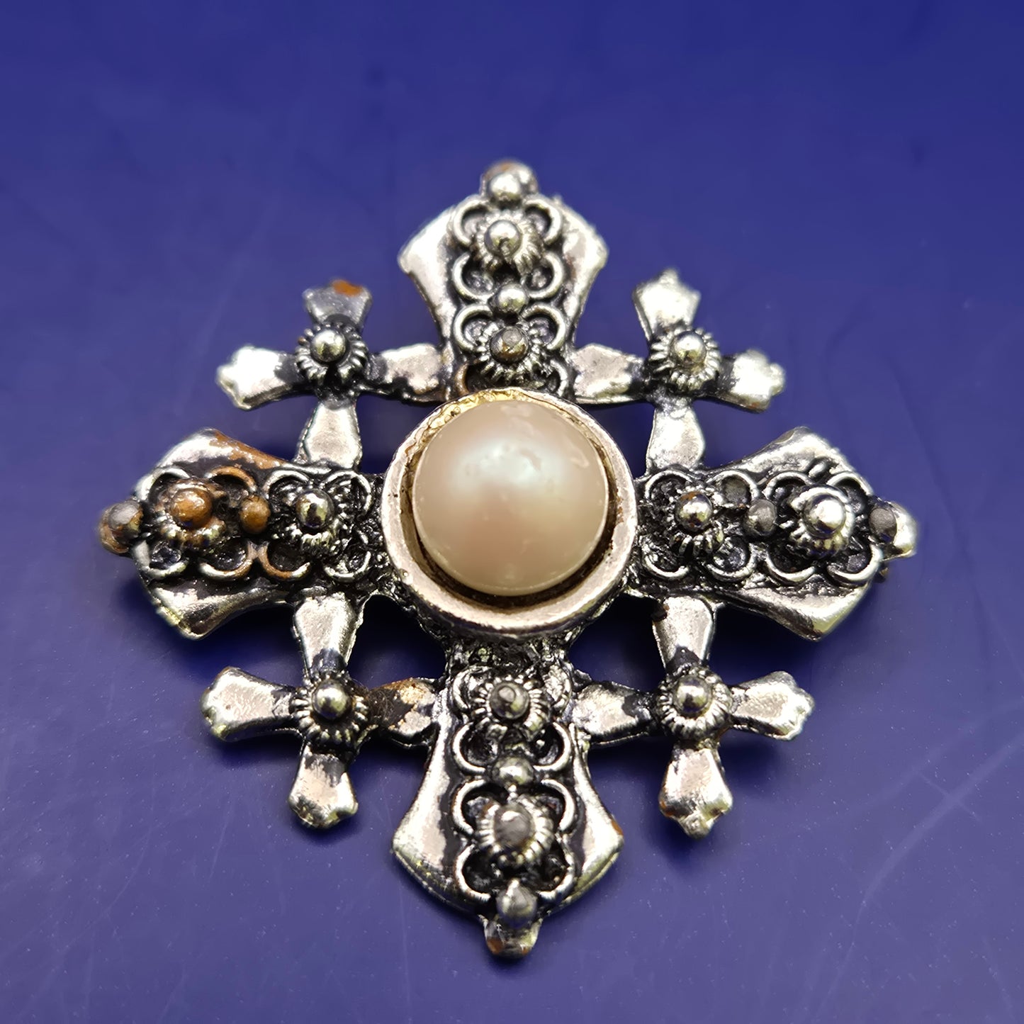 Elegante Brosche im Jerusalemkreuz-Design – Vintage Stil mit Perle