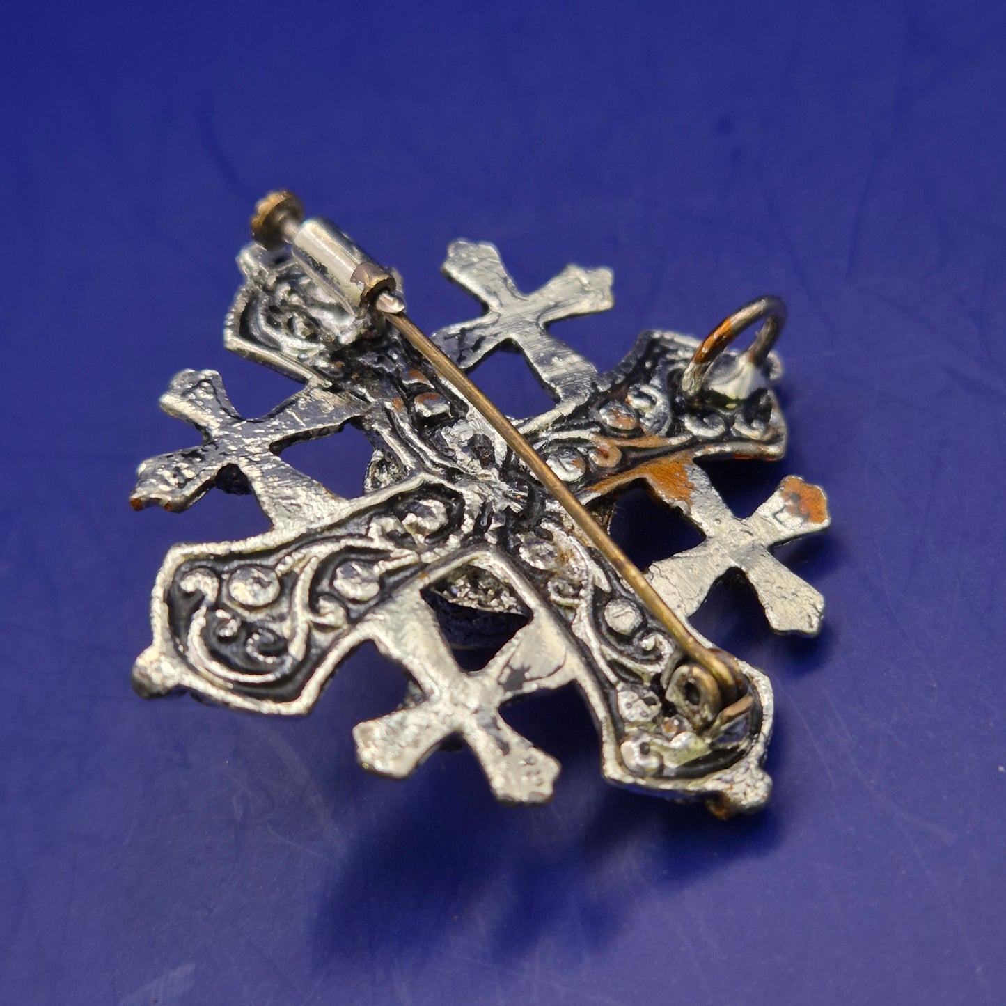 Elegante Brosche im Jerusalemkreuz-Design – Vintage Stil mit Perle