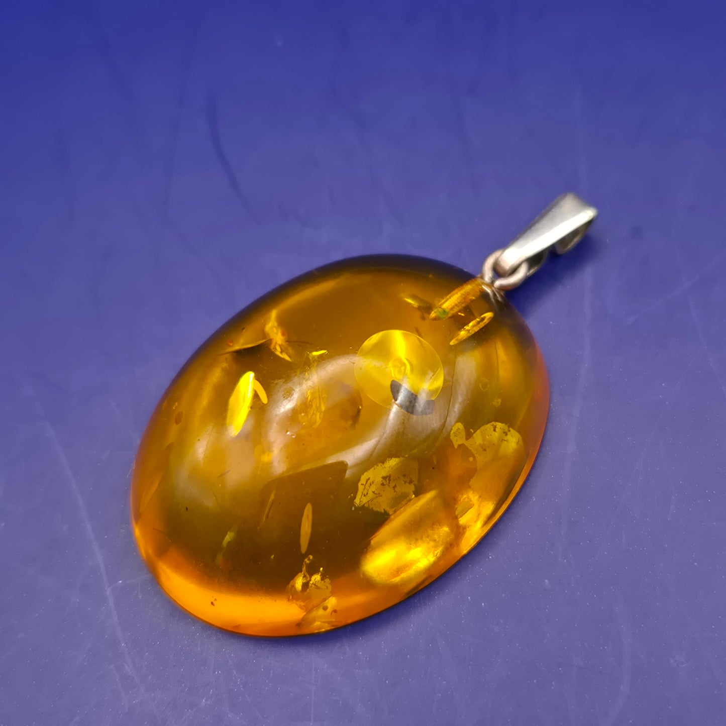 Edler Bernstein Anhänger in Ovaler Form – Eleganter Damen Schmuck