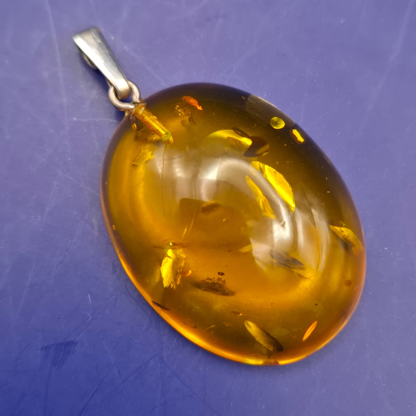 Edler Bernstein Anhänger in Ovaler Form – Eleganter Damen Schmuck
