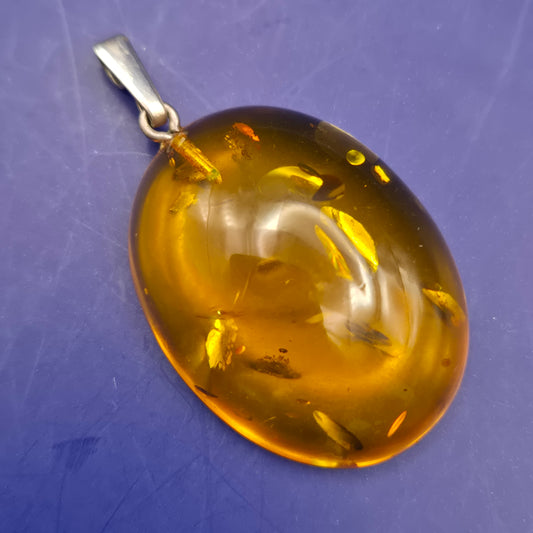 Edler Bernstein Anhänger in Ovaler Form – Eleganter Damen Schmuck