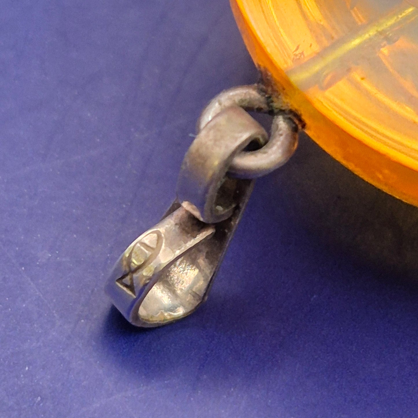 Edler Bernstein Anhänger in Ovaler Form – Eleganter Damen Schmuck