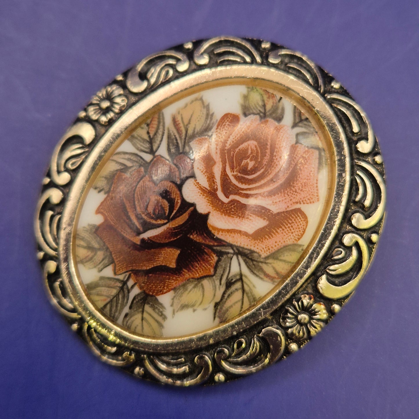 Elegante Vintage Brosche mit Rosenmotiv – Florales Design