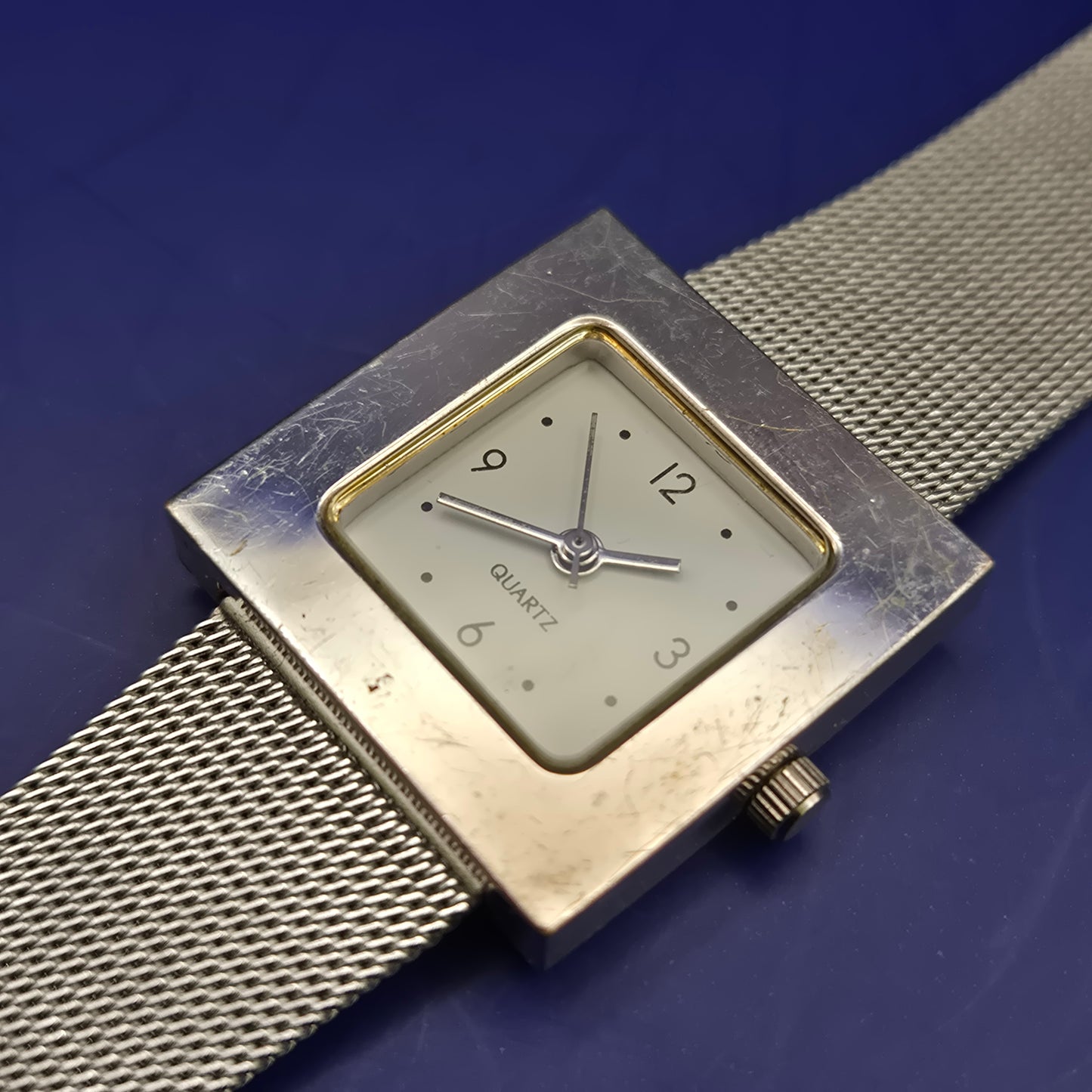 Elegante Yves Rocher Damen Uhr – Quadratisches Design mit Mesh-Armband