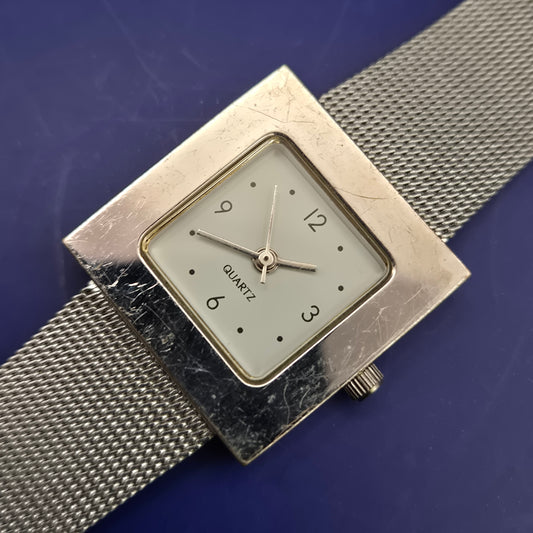Elegante Yves Rocher Damen Uhr – Quadratisches Design mit Mesh-Armband