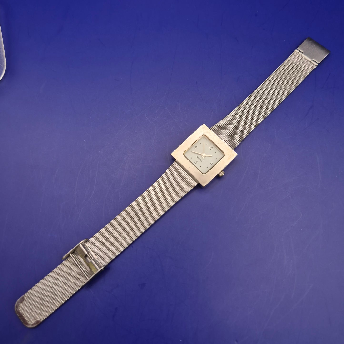 Elegante Yves Rocher Damen Uhr – Quadratisches Design mit Mesh-Armband