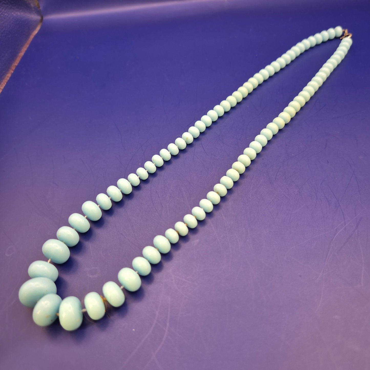 Elegante Vintage Kunststoff Perlenkette in Hellblau – Länge ca. 30 cm
