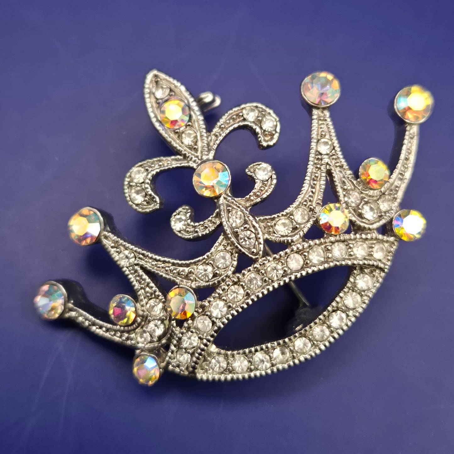 Elegante Kronen Brosche mit Aurora Borealis Strass – Funkelnder Stil