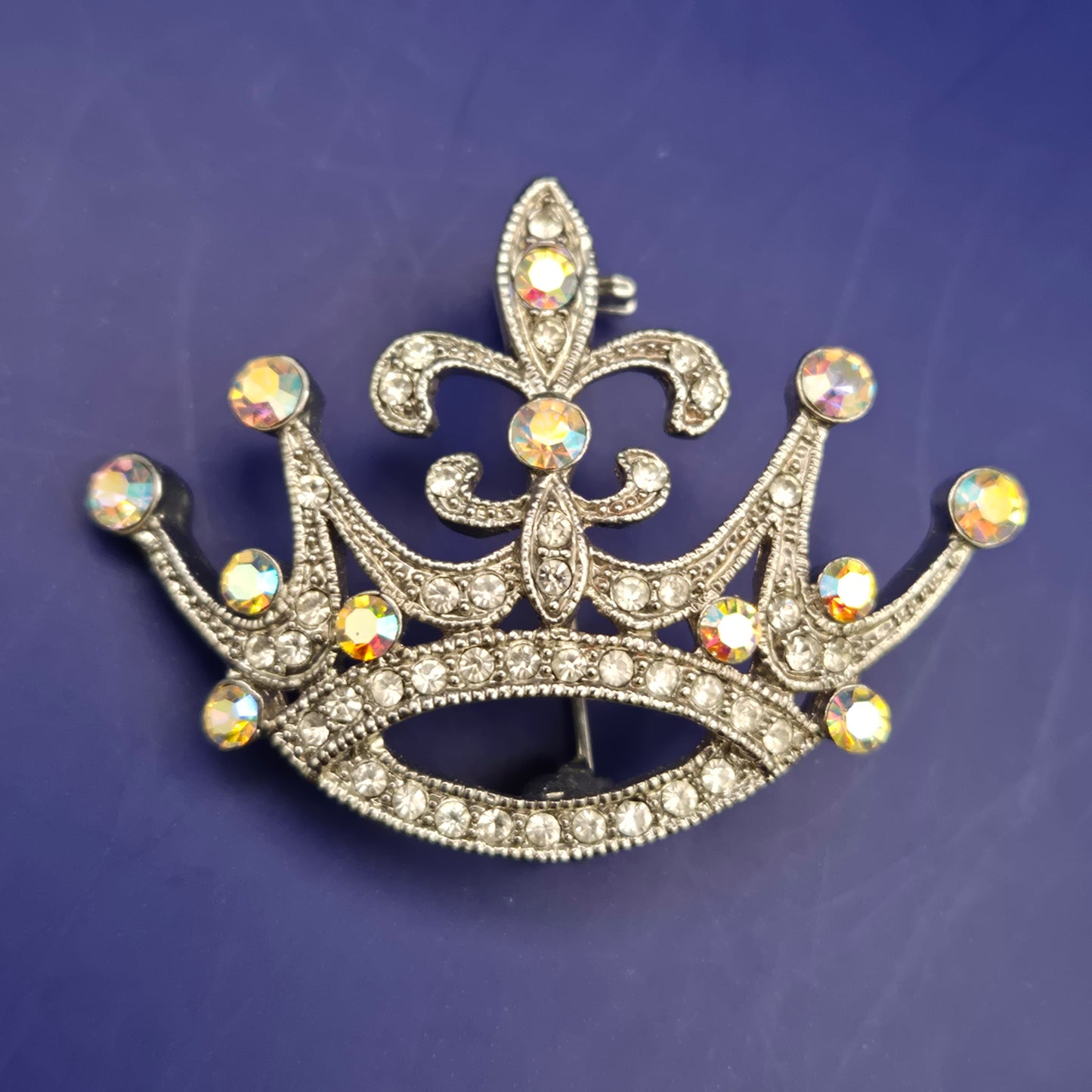 Elegante Kronen Brosche mit Aurora Borealis Strass – Funkelnder Stil