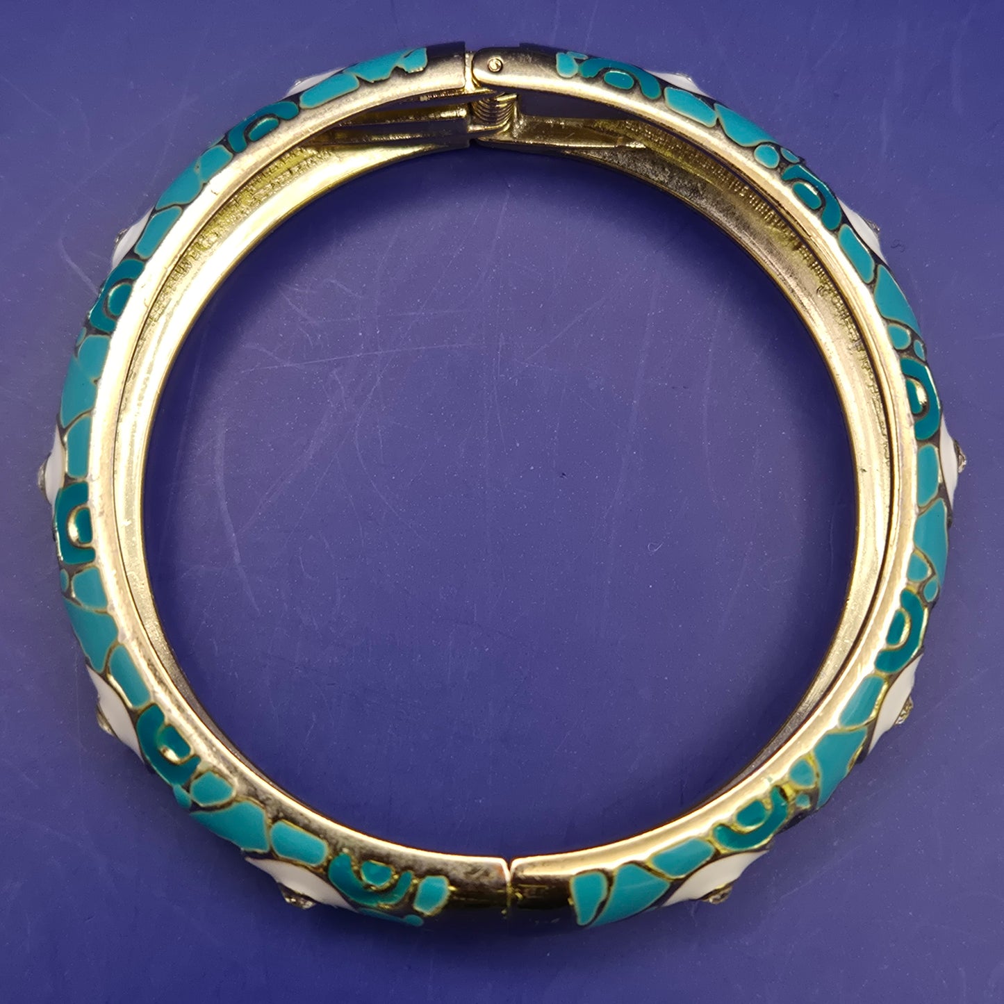 Eleganter Damen Armreif mit Emaille und Strasssteinen – Türkis & Weiß