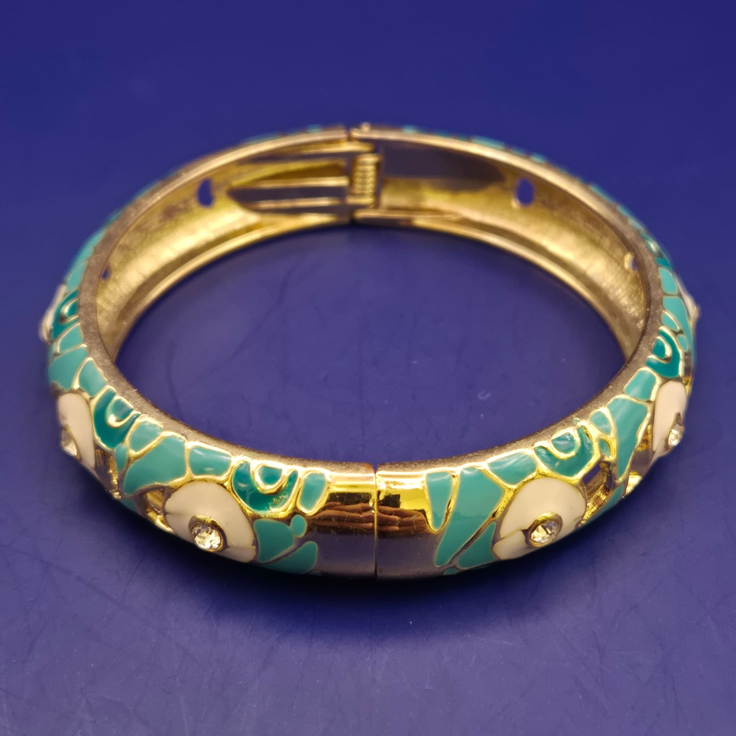 Eleganter Damen Armreif mit Emaille und Strasssteinen – Türkis & Weiß