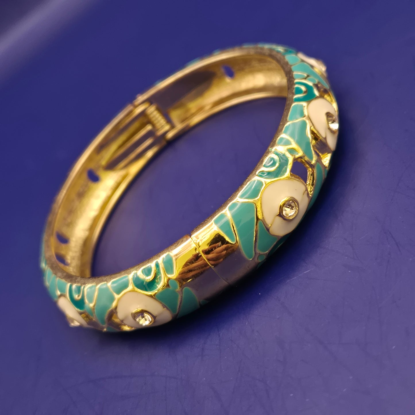 Eleganter Damen Armreif mit Emaille und Strasssteinen – Türkis & Weiß