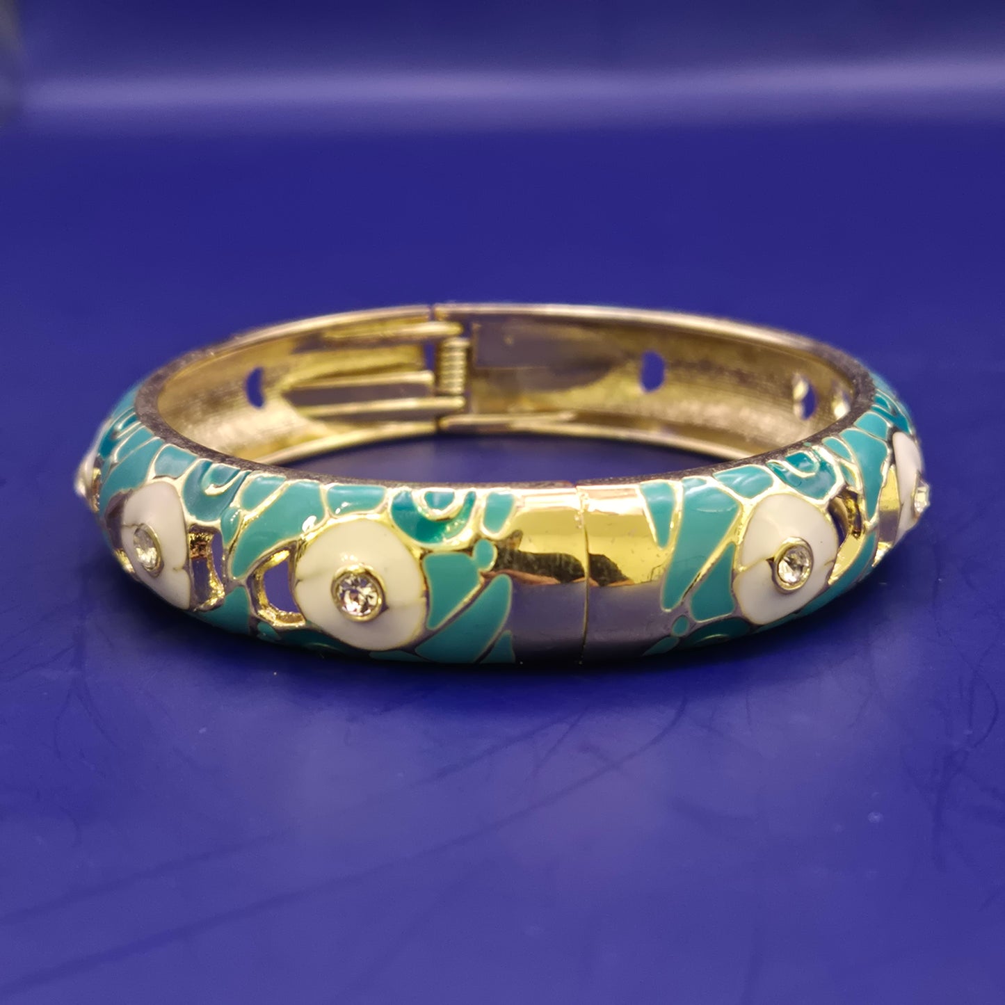 Eleganter Damen Armreif mit Emaille und Strasssteinen – Türkis & Weiß