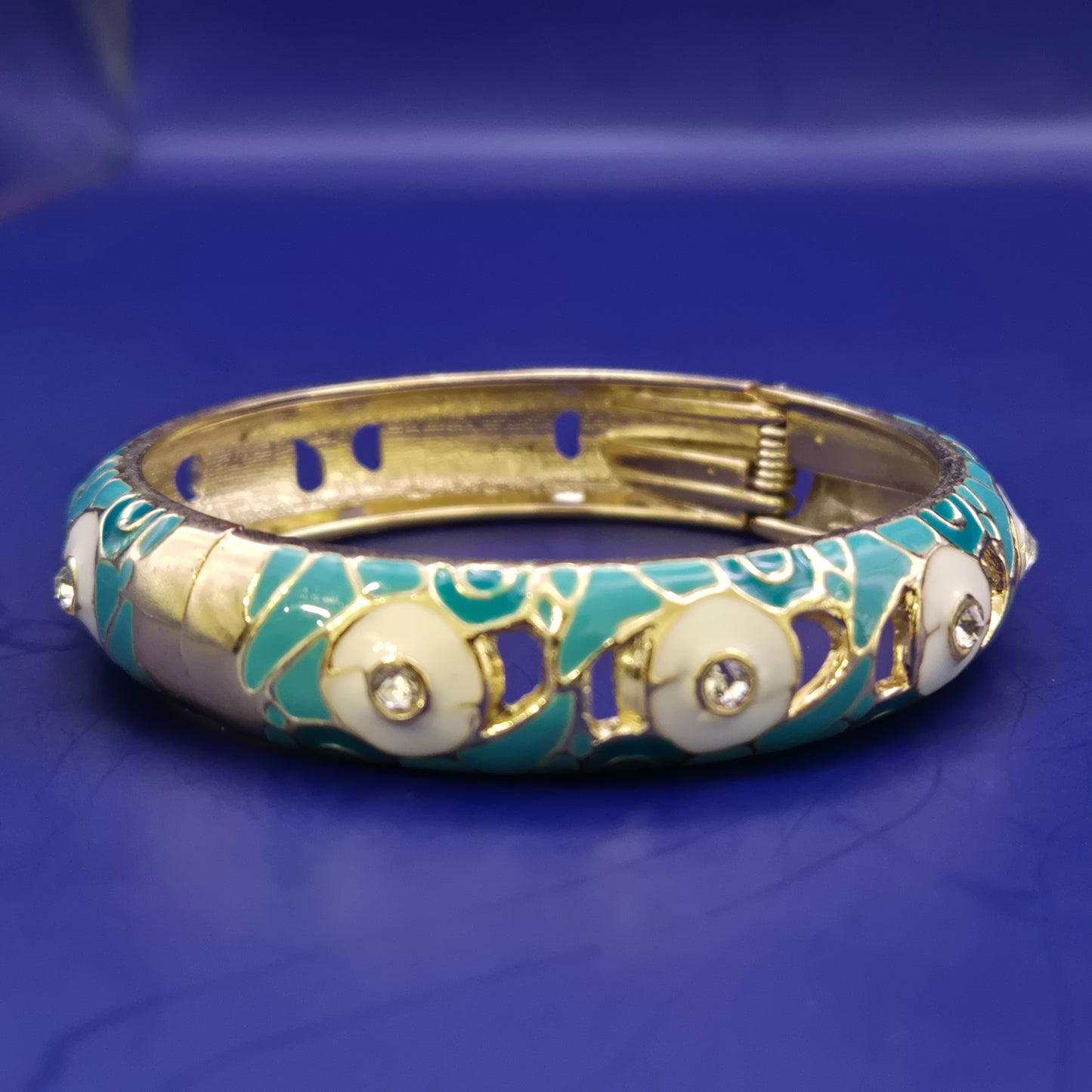 Eleganter Damen Armreif mit Emaille und Strasssteinen – Türkis & Weiß