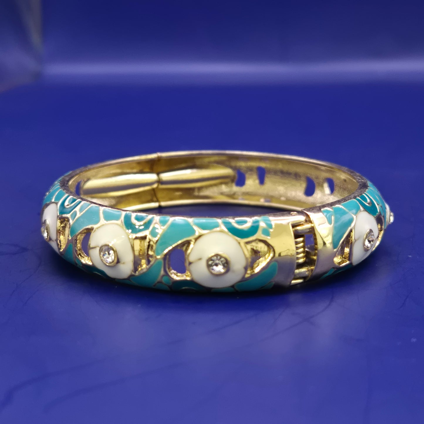 Eleganter Damen Armreif mit Emaille und Strasssteinen – Türkis & Weiß