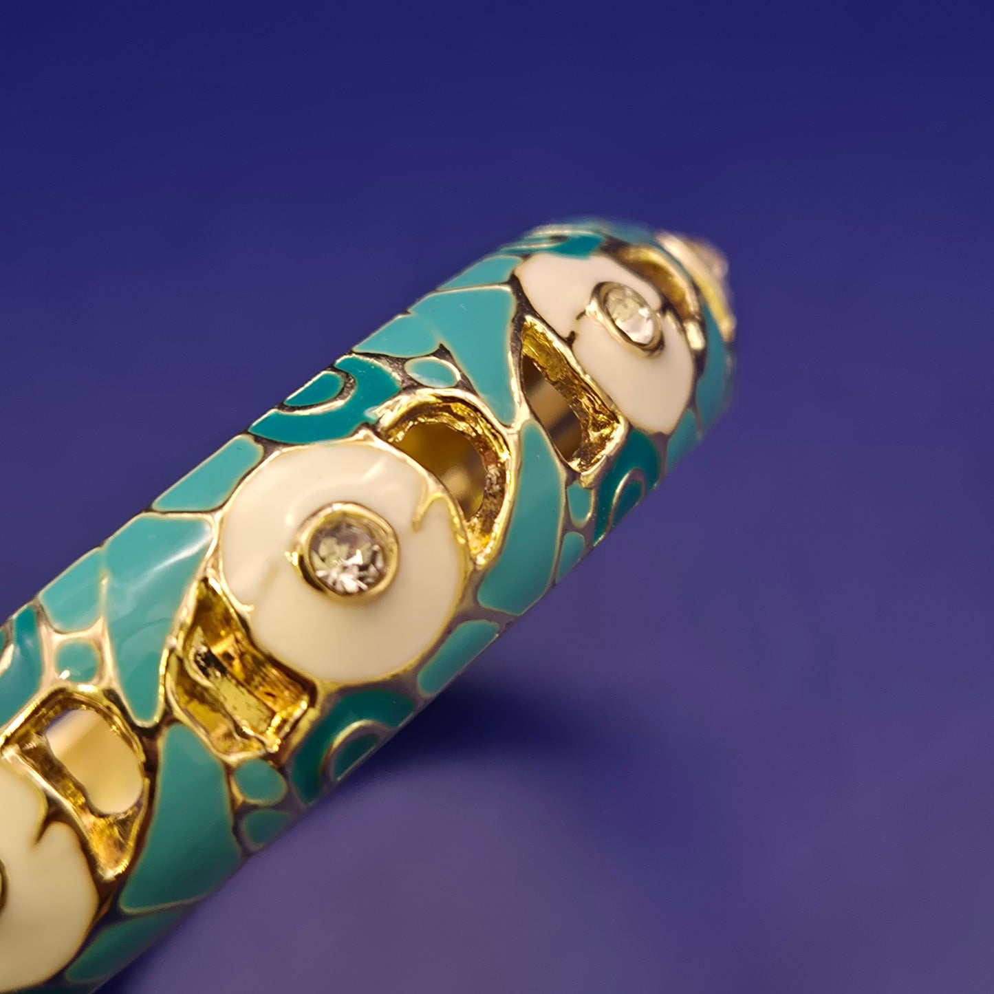Eleganter Damen Armreif mit Emaille und Strasssteinen – Türkis & Weiß