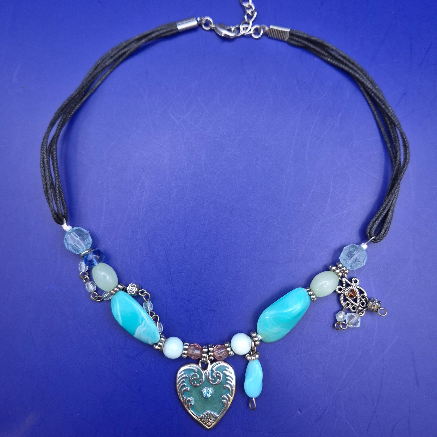 Stilvolle Damen Kette mit Herz Anhänger und Perlen im Boho Look