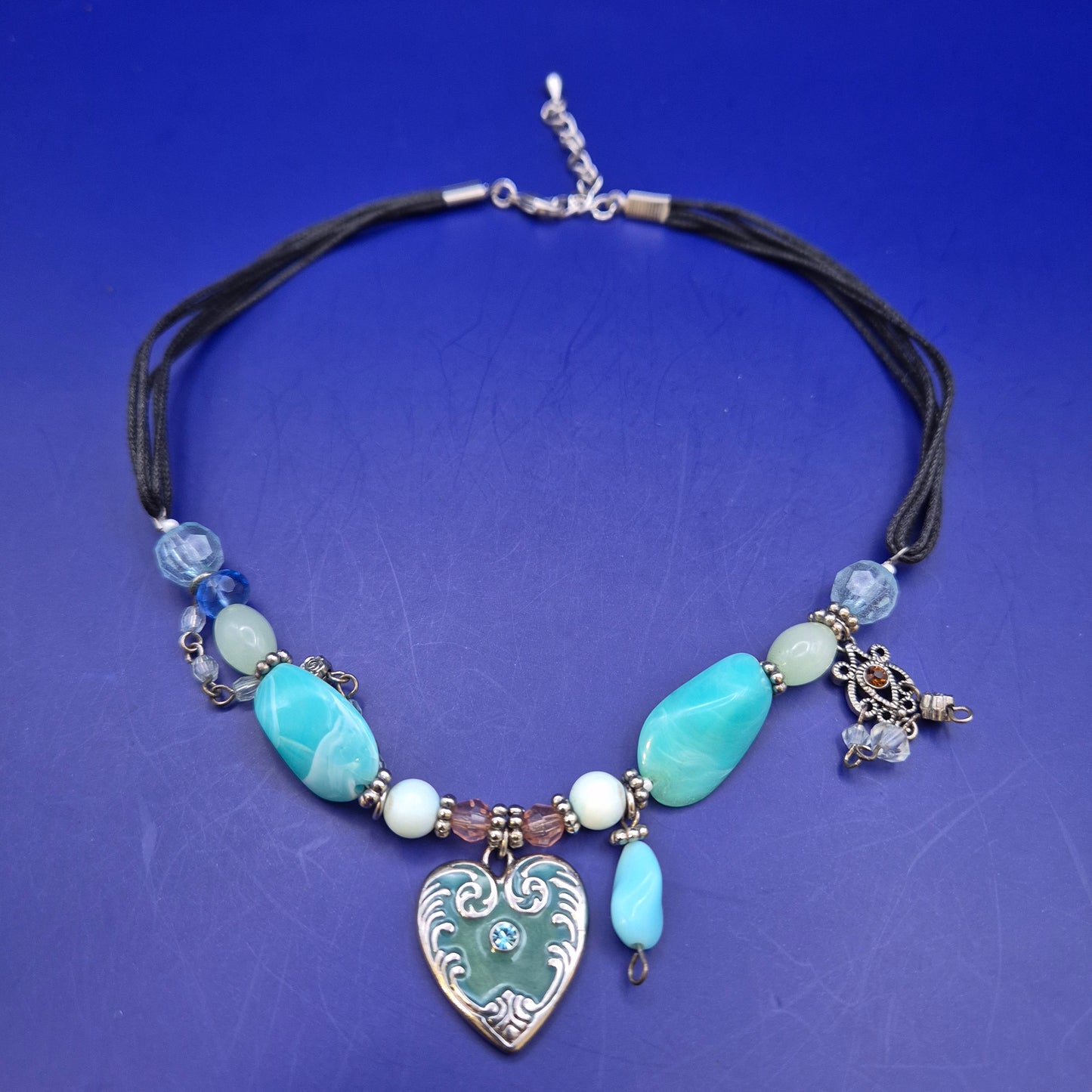 Stilvolle Damen Kette mit Herz Anhänger und Perlen im Boho Look