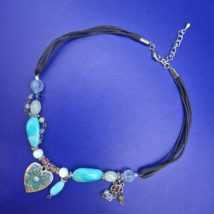 Stilvolle Damen Kette mit Herz Anhänger und Perlen im Boho Look