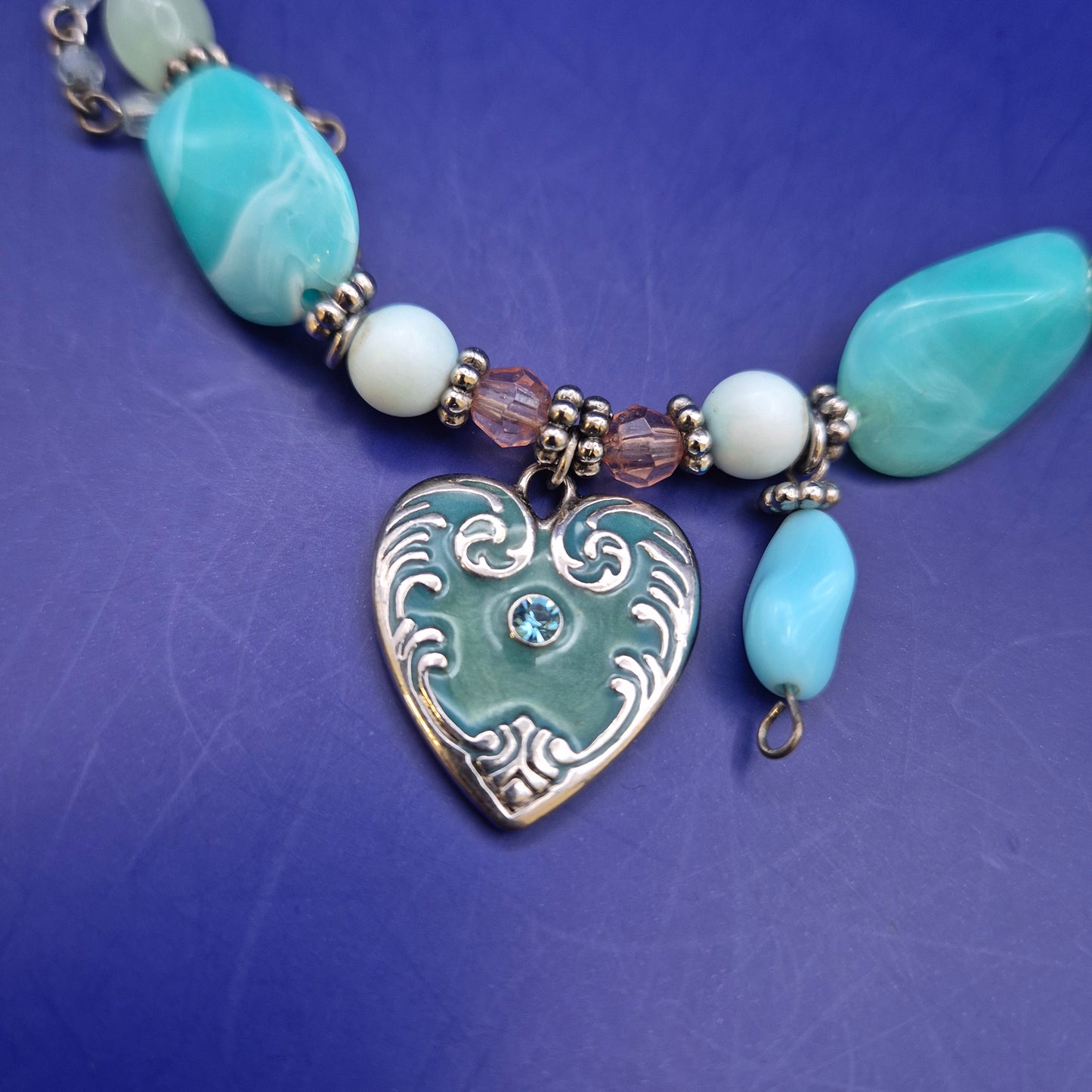 Stilvolle Damen Kette mit Herz Anhänger und Perlen im Boho Look